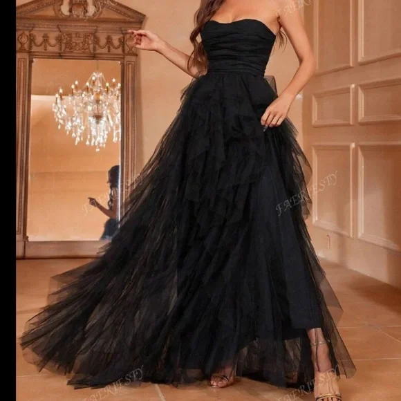 Elegant Black Strapless Evening Gown - Picture 2 of 4
